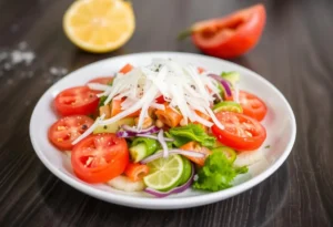Una sfoglia salata dorata e croccante, farcita con verdure fresche e formaggio, pronta per essere servita.